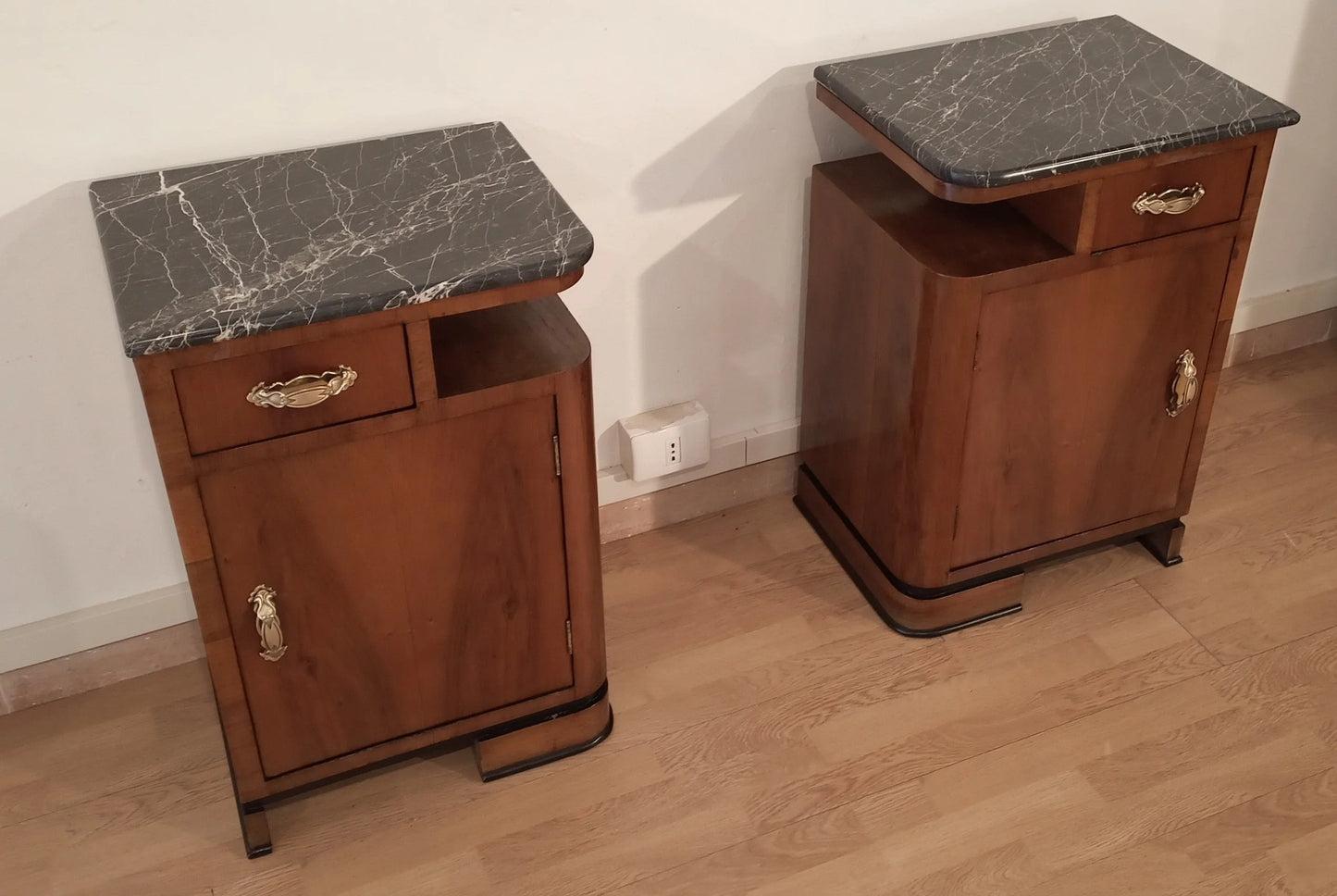 Set di 2 comodini art déco italiano in noce con piano in marmo per la camera da letto elegante