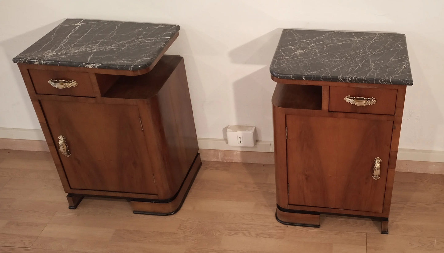 Coppia di comodini art déco italiano in noce con piano in marmo ideale per camere eleganti