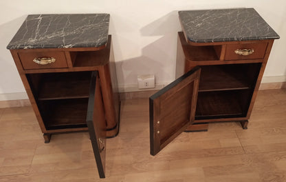 Set di 2 comodini art déco italiano in noce con piano in marmo e maniglie in ottone raffinate