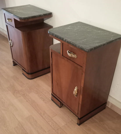 Coppia di comodini art déco in noce italiano con piano in marmo per un elegante arredo casa