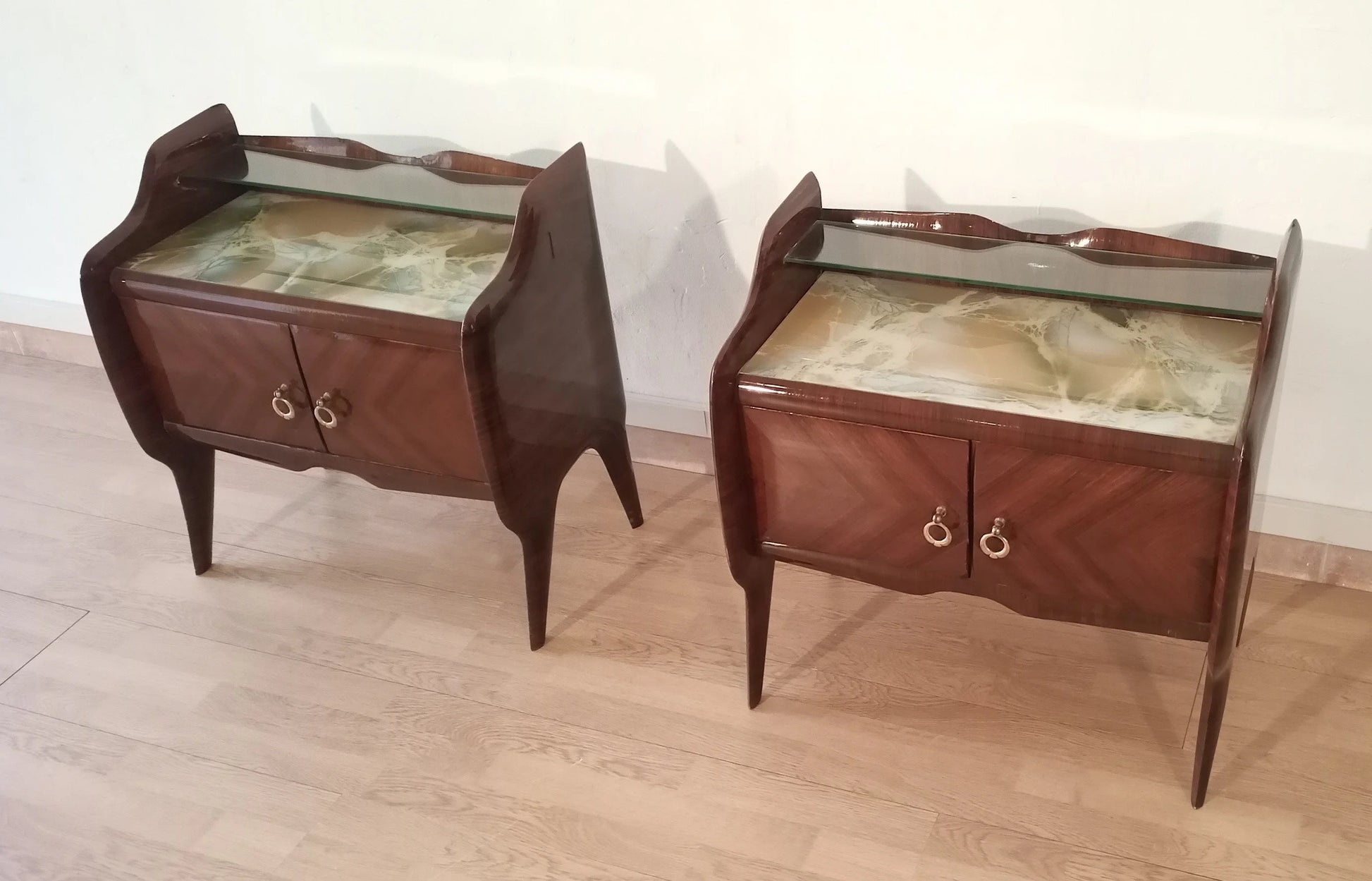 Pair of mid-century modern italiano wooden bedside tables with glass tops and curved legs in palissandro wood design