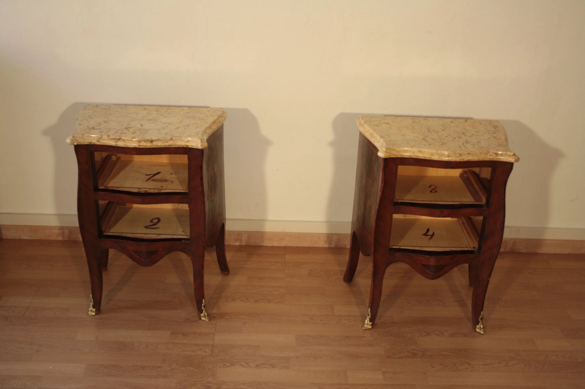 Coppia comodini in stile luigi xv in bois de rose intarsiati con piani in marmo e piedi in ottone restaurati