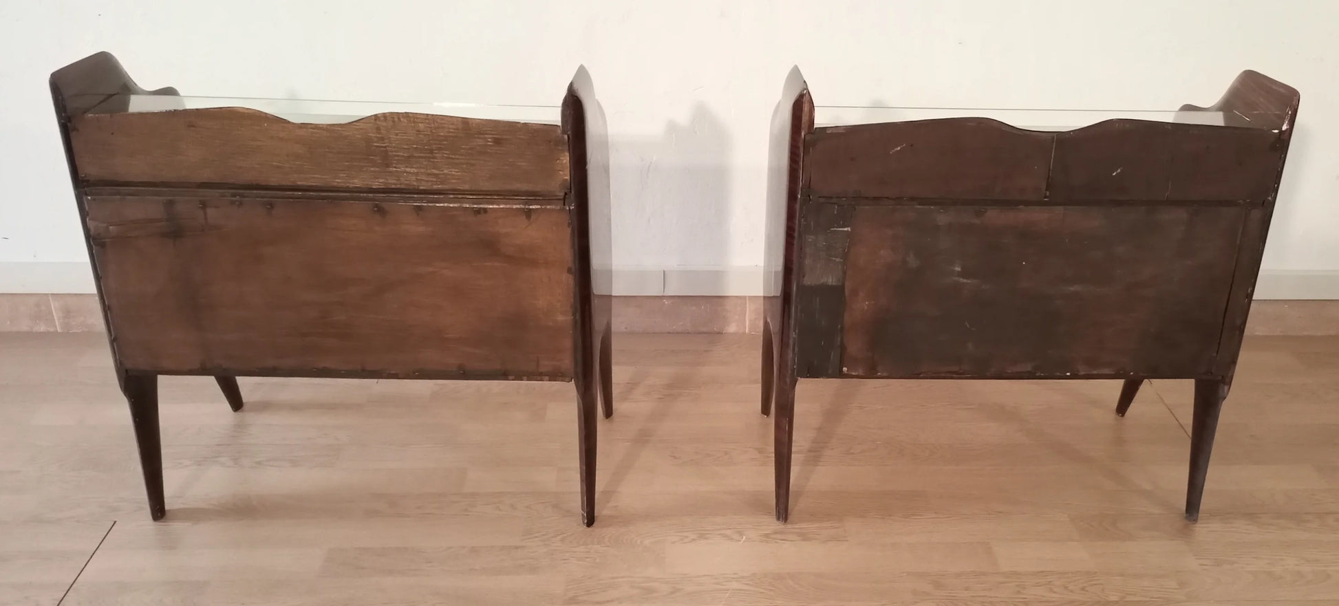Pair di comodini in palissandro vintage con schienale curvo design mid-century modern italiano degli anni 50