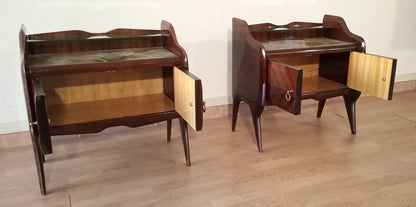 Coppia di comodini in palissandro vintage anni 50 con ante e design mid-century modern italiano elegante