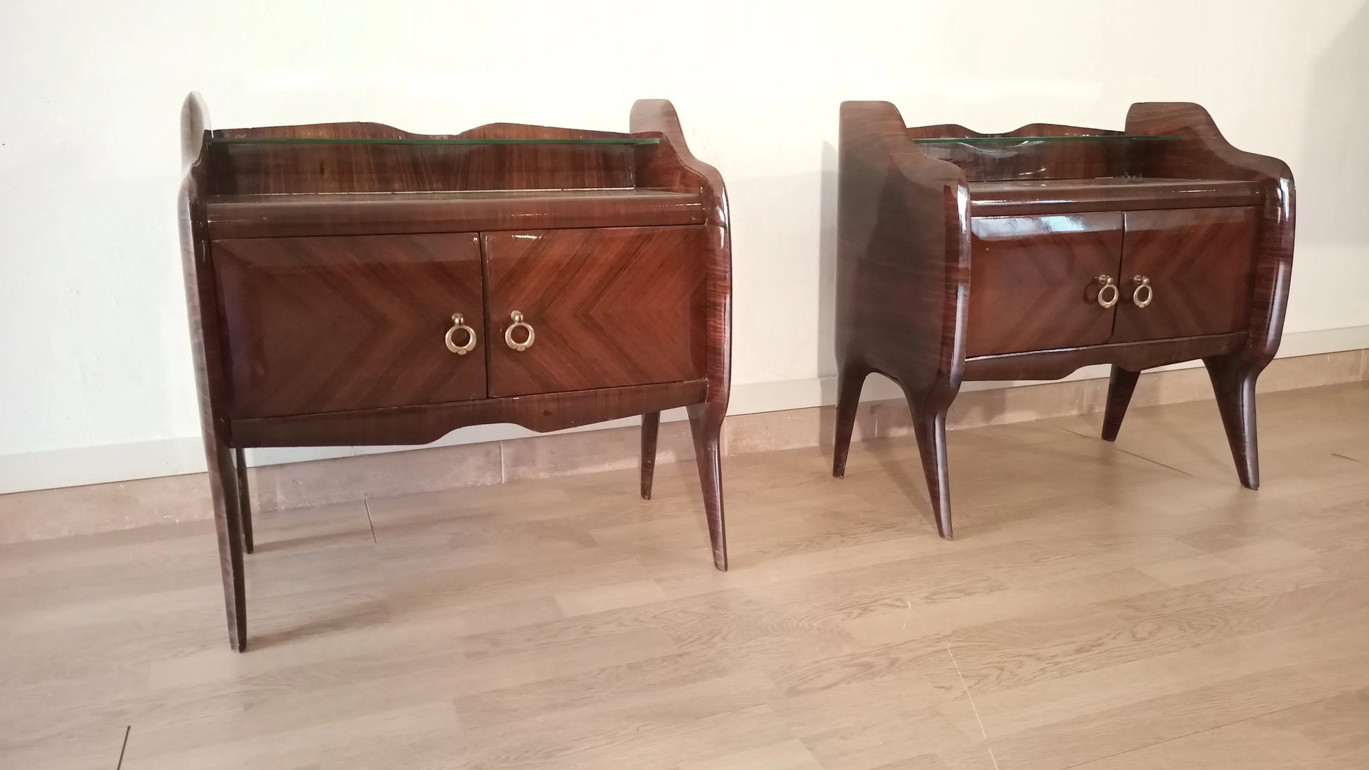 Coppia di comodini mid-century modern italiano in palissandro marrone laccato con gambe curve e ante per camera da letto