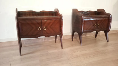 Coppia di comodini mid-century modern italiano in palissandro marrone laccato con gambe curve e ante per camera da letto