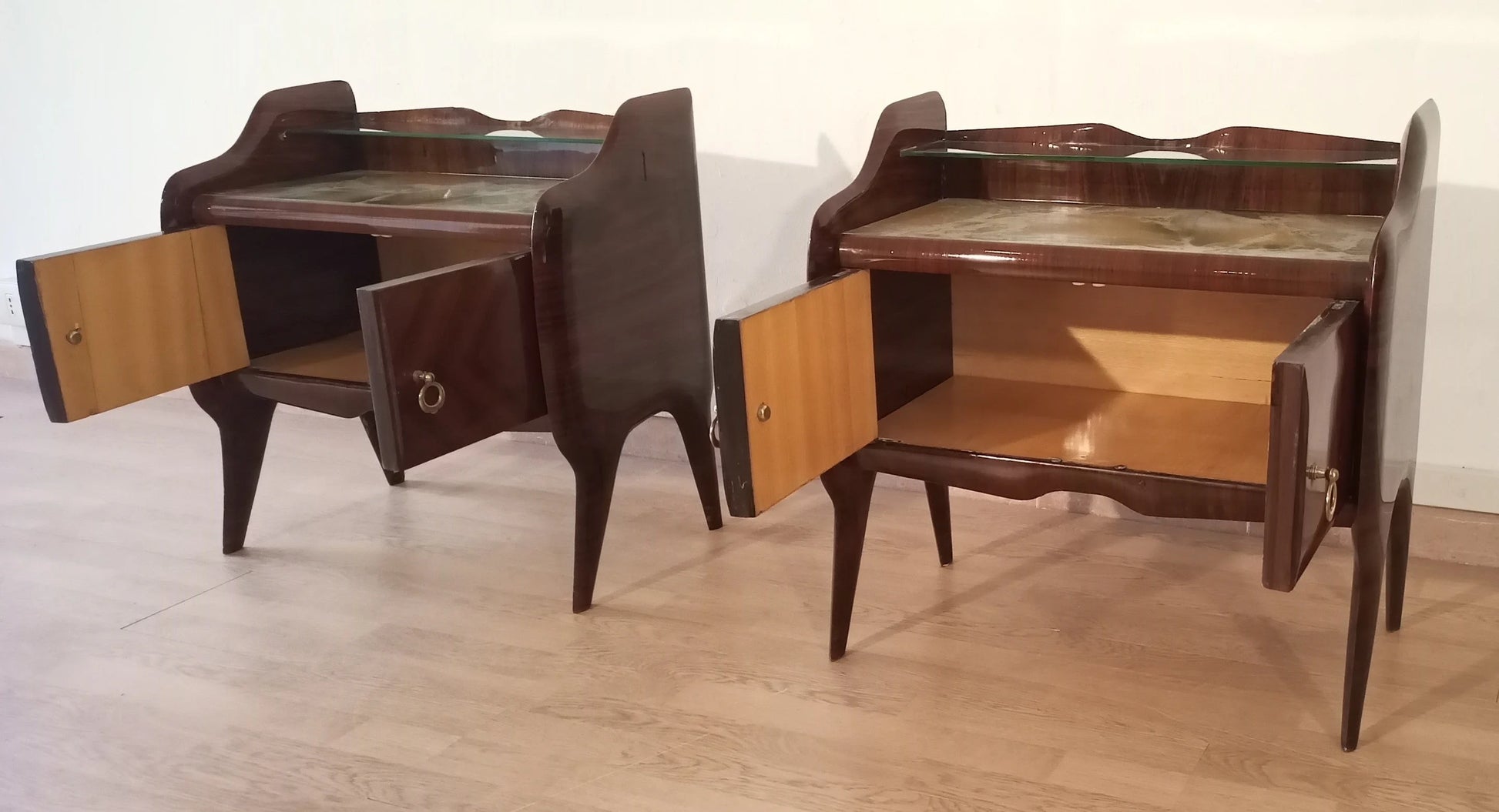 Coppia di comodini in palissandro mid-century modern italiano con cassetti e gambe inclinate design anni 50