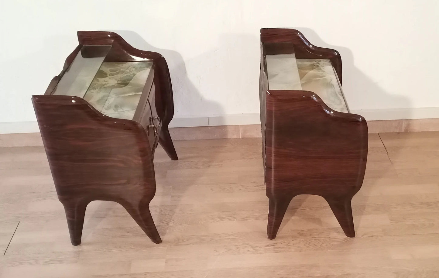Due comodini in palissandro anni cinquanta con gambe inclinate in stile mid-century modern italiano design