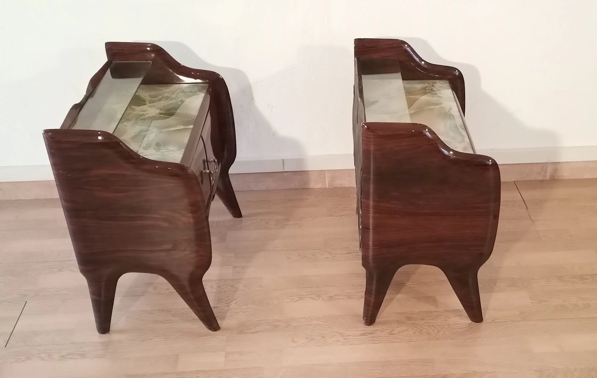 Due comodini in palissandro anni cinquanta con gambe inclinate in stile mid-century modern italiano design