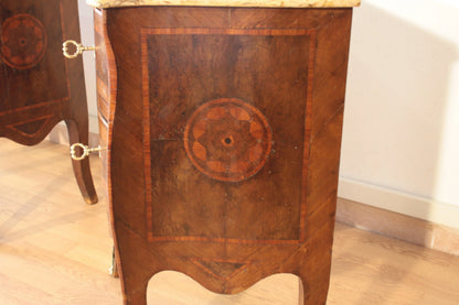 Coppia comodini in stile Luigi XV in bois de rose intarsiati con intarsio circolare decorativo e chiusure metalliche
