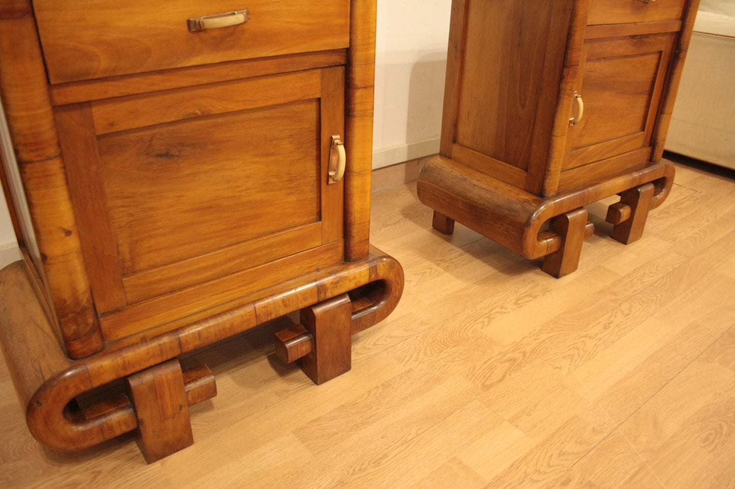Coppia di comodini in noce art decò anni 50 mid century modern in noce art decò di dario raia antiquariato