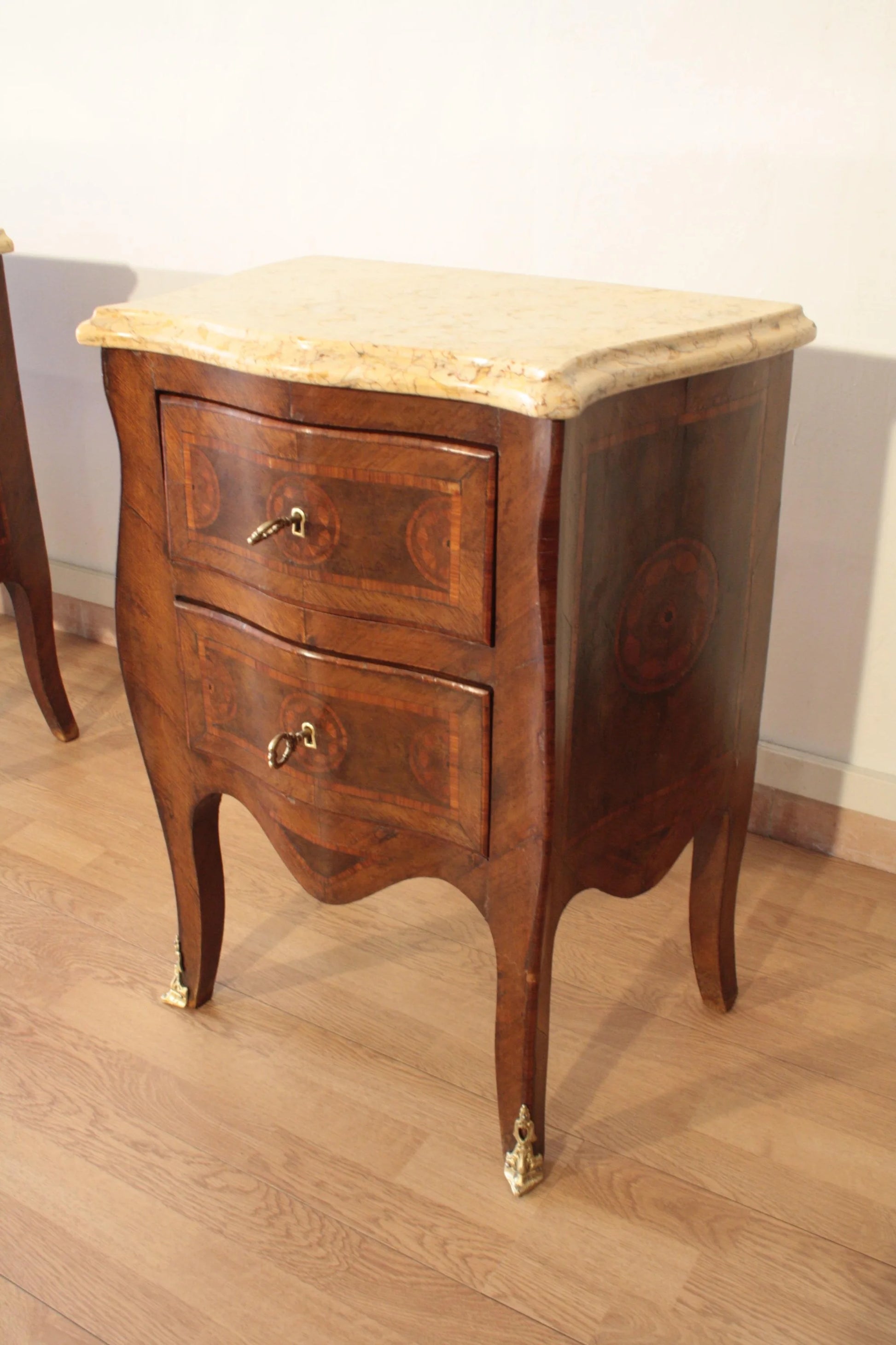Comodino in stile luigi xv in bois de rose intarsiato con due cassetti e piano in marmo restaurato