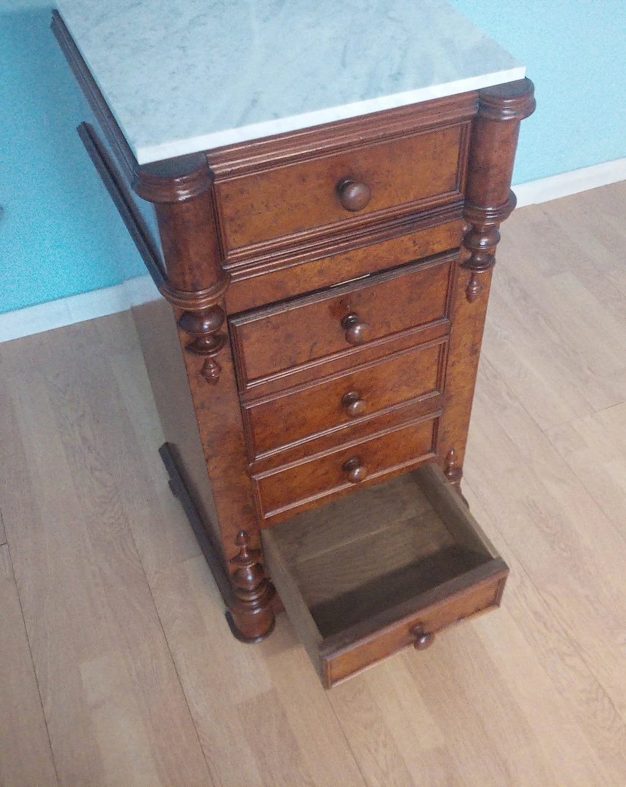Comodino vintage in stile classico in noce con cinque cassetti e marmo bianco restaurato per camera da letto raro comodino