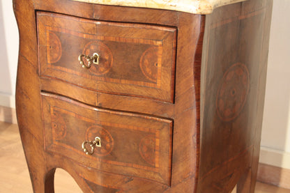 Comodini in stile Luigi XV in bois de rose con due cassetti e maniglie in ottone decorativo