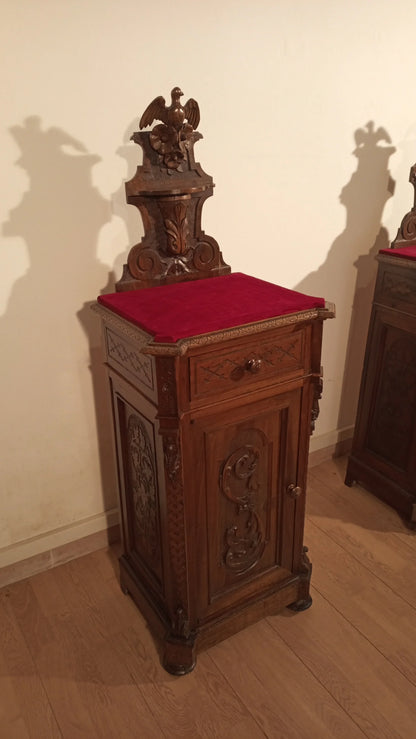 Comodini italiani in noce con cuscino rosso sopra mobile fine xix secolo italia set di 2