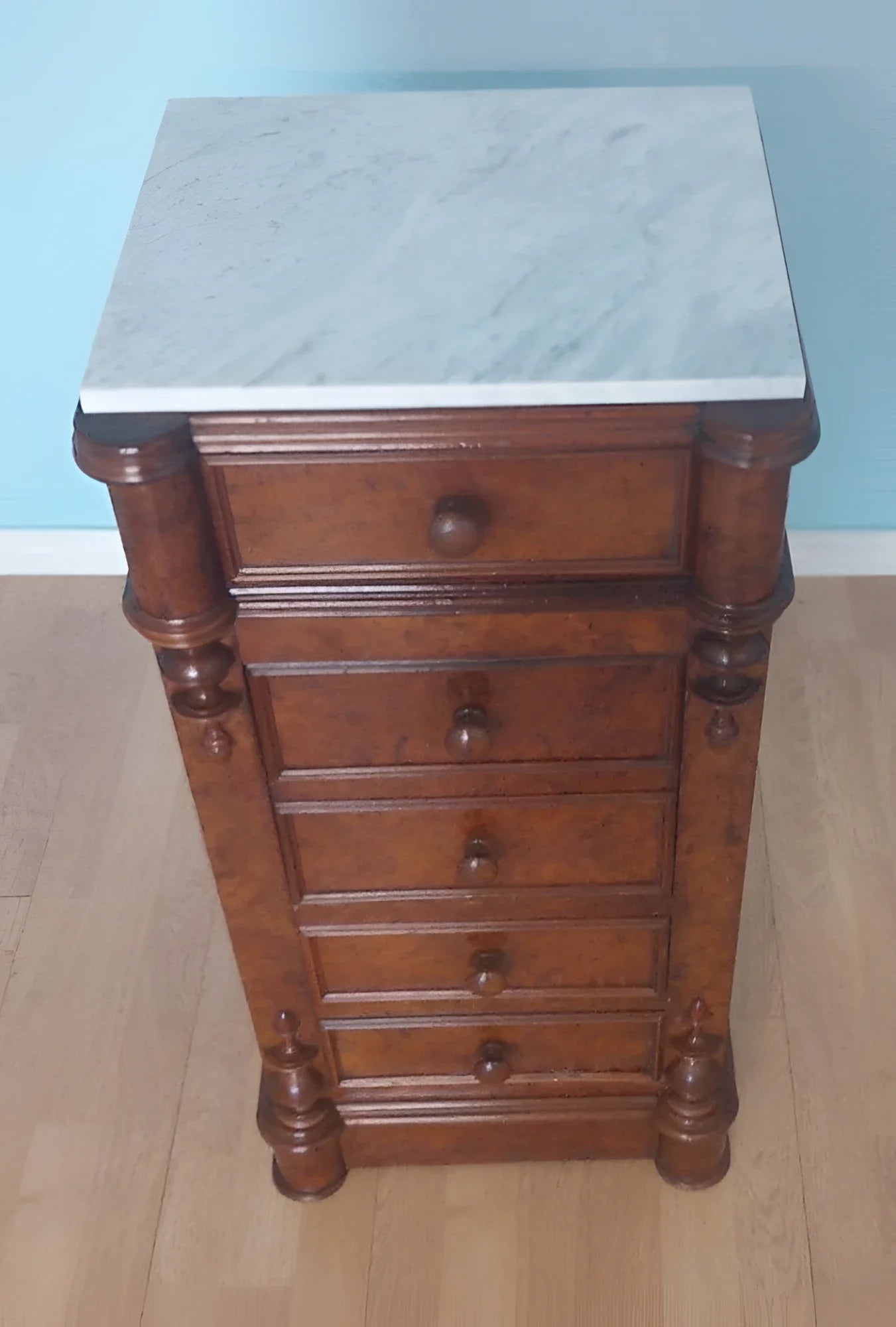 Comodino vintage in stile classico con cassetti in noce, marmo bianco restaurato e colonne tornite raro comodino