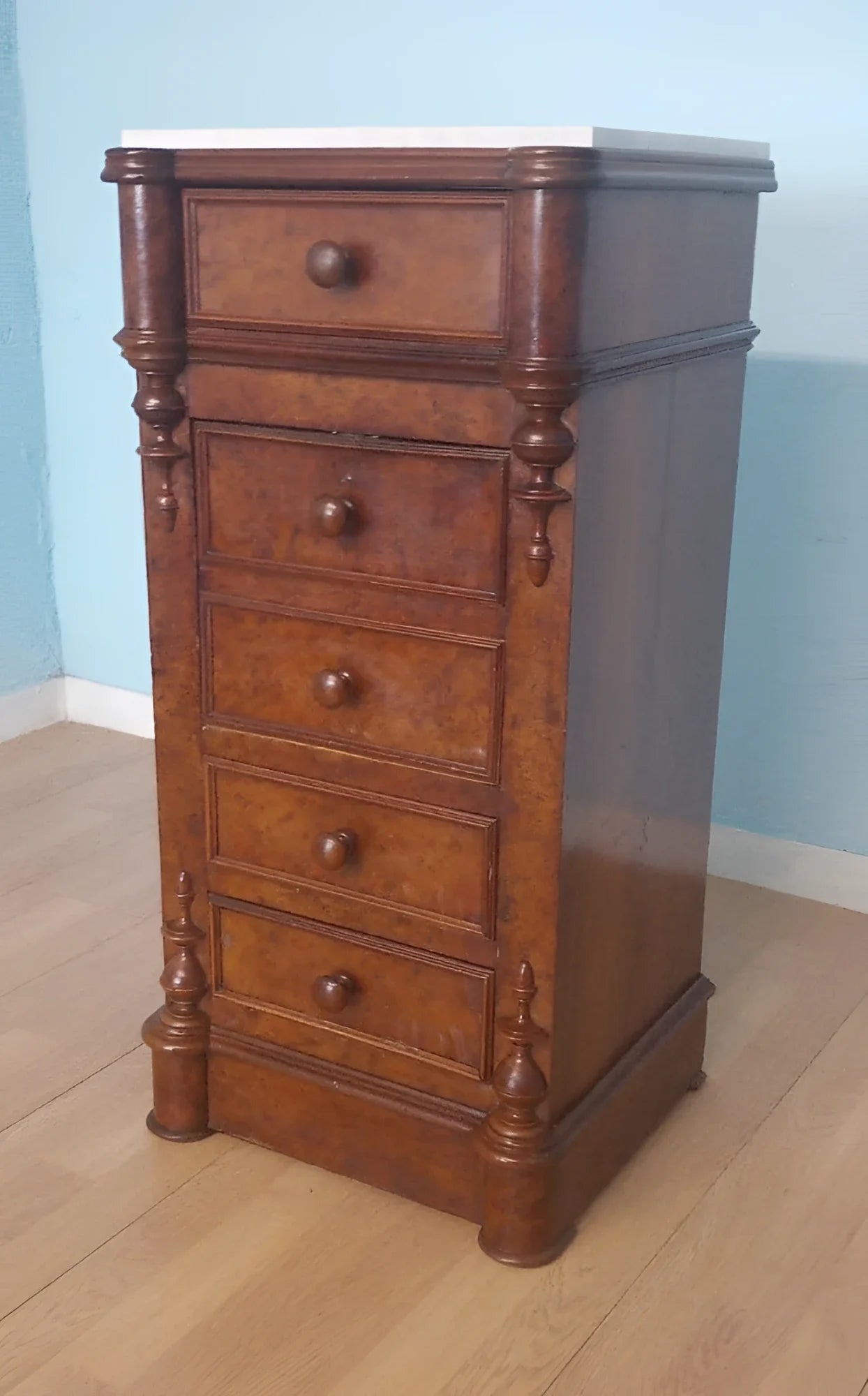 Comodino vintage in stile classico con cinque cassetti in noce e marmo bianco restaurato per camera da letto