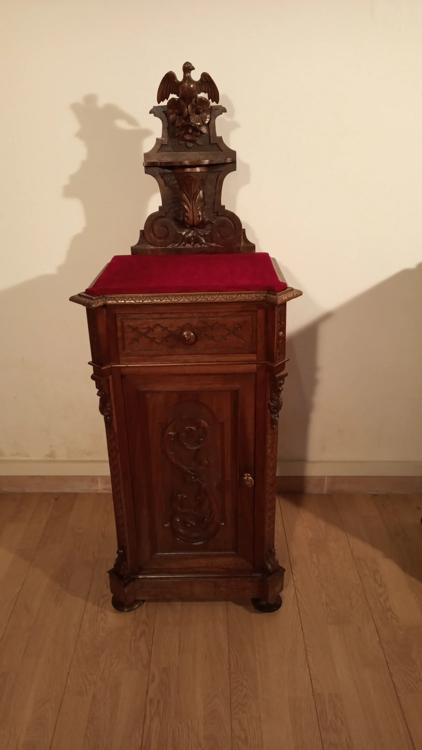 Piccolo comodino italiano in noce con cuscino rosso fine xix secolo mobile elegante di italia set di 2