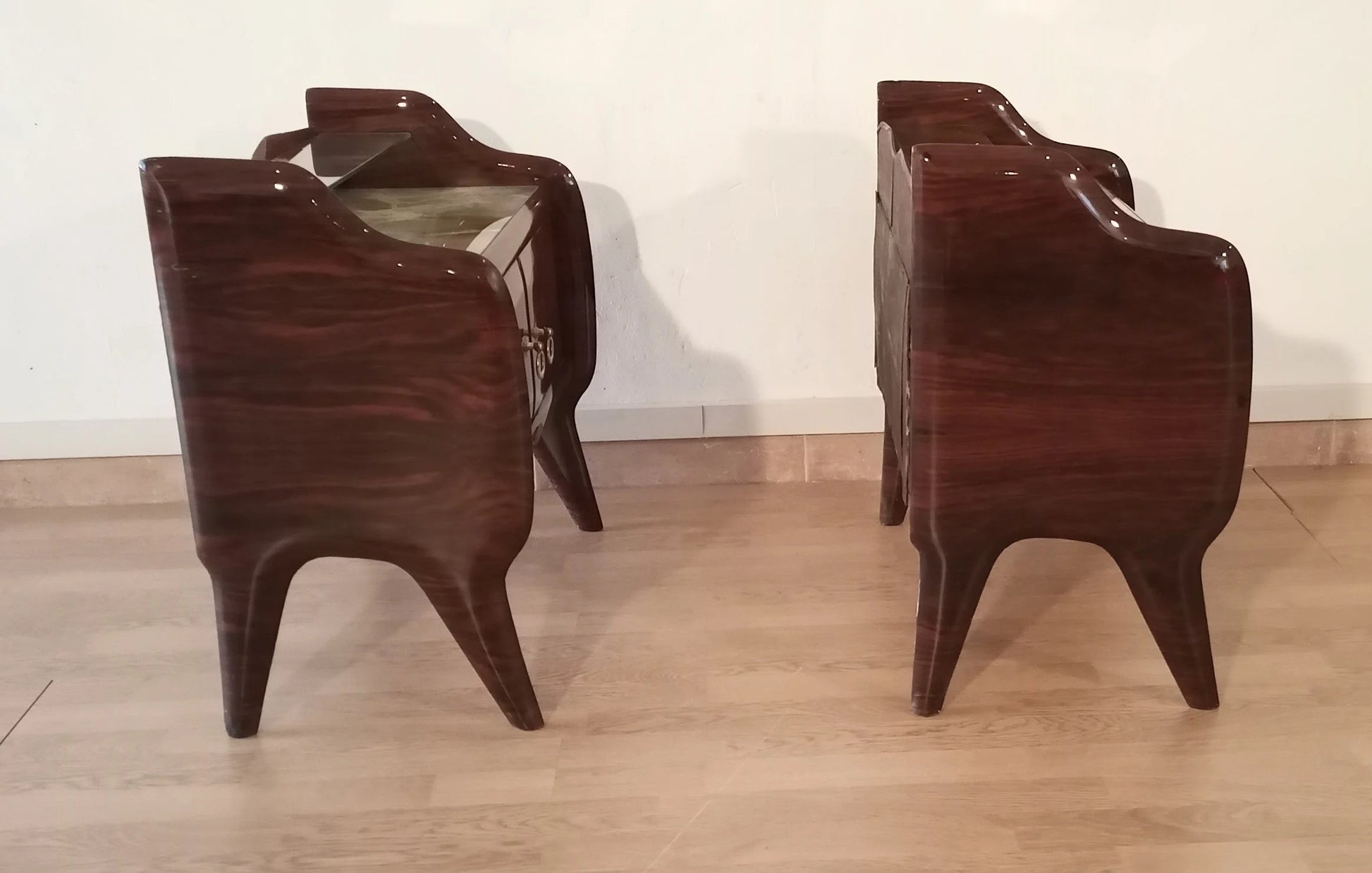 Due comodini mid-century modern italiano in palissandro marrone scuro con bordi curvi e gambe inclinate design anni 50
