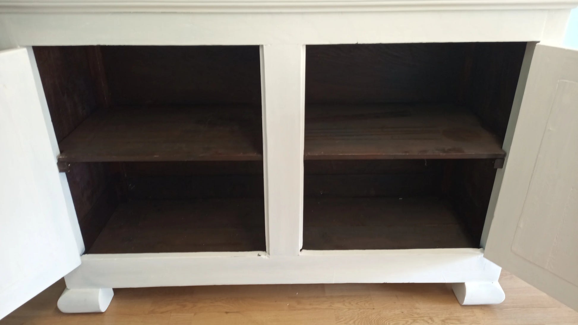 Madia credenza dispensa design provenzale shabby chic vintage bianco avorio con scaffali interni scuri e piedi decorativi