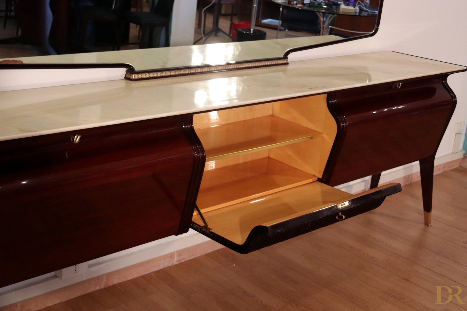 Credenza di metà secolo osvaldo borsani in mogano e palissandro con top in onice e specchio integrato design italiano modernista