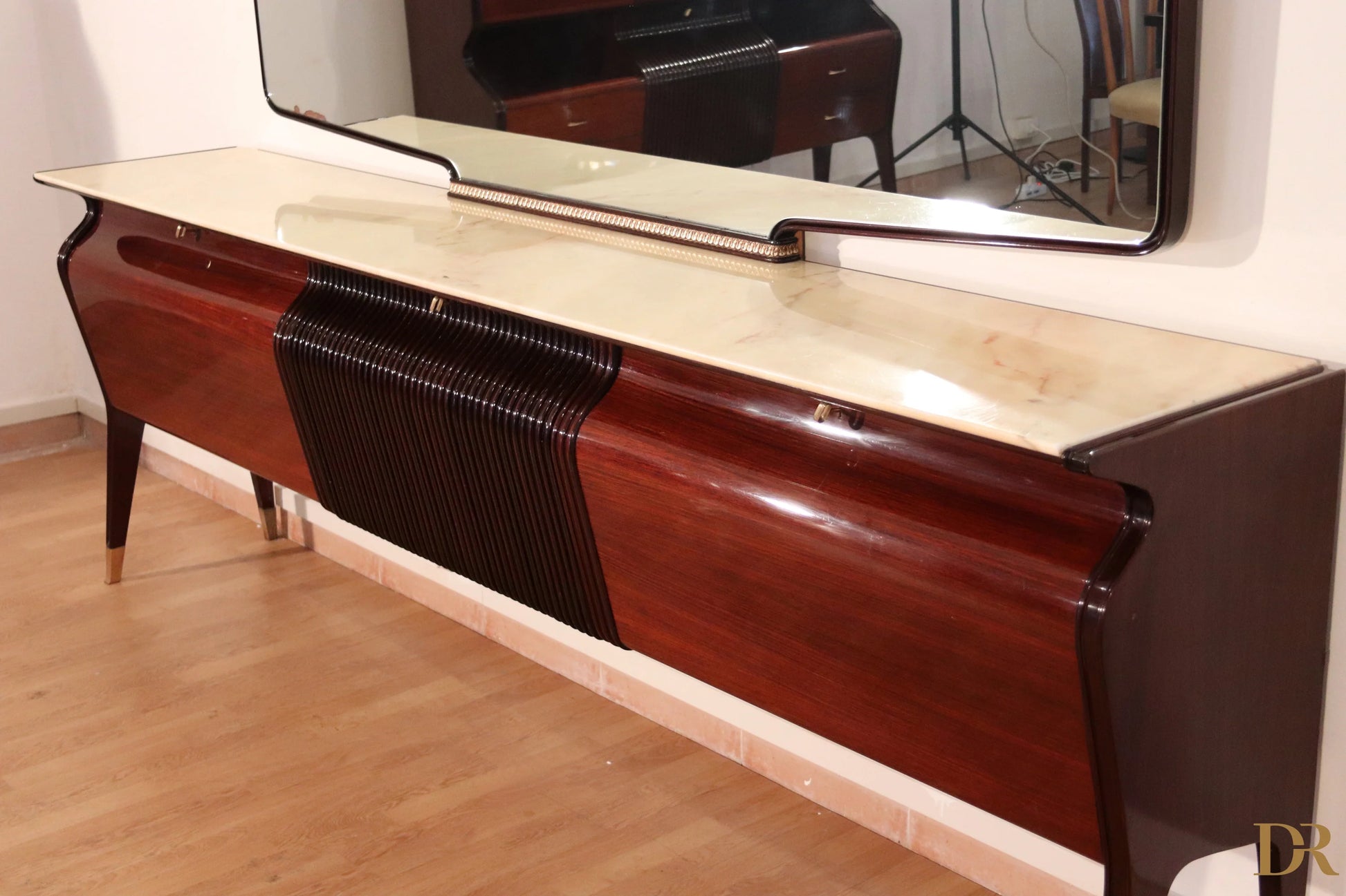 Credenza di Osvaldo Borsani in mogano con top in marmo crema e pannello centrale nero design italiano modernista anni 50