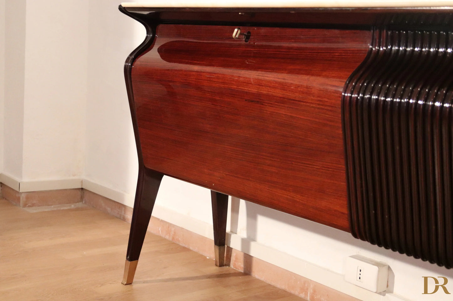 Credenza di Osvaldo Borsani in mogano con gambe curve e pannello a coste, design italiano modernista anni 50