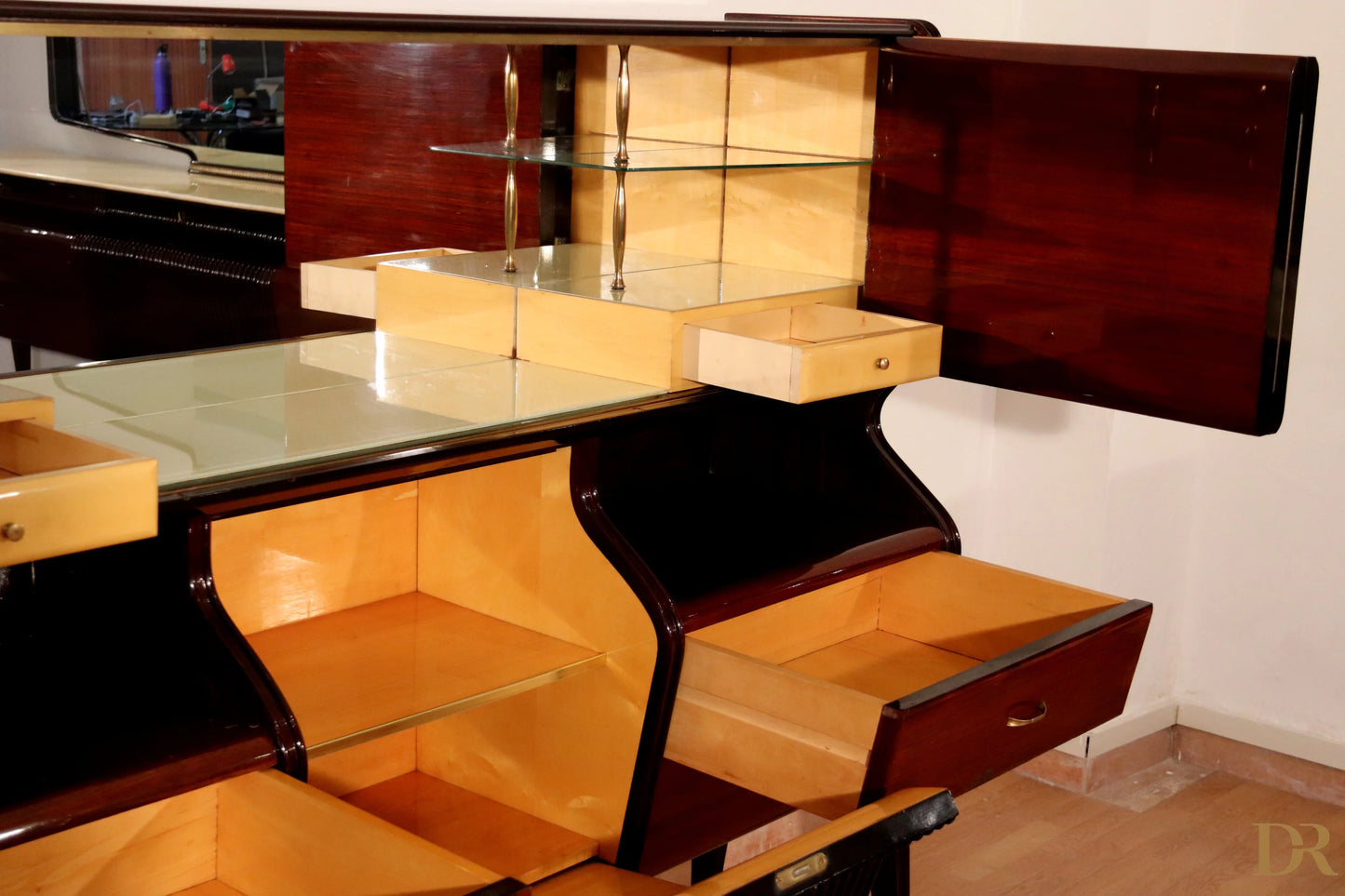 Credenza di metà secolo di osvaldo borsani in mogano e palissandro con ante a specchio e frontali curvi, arredamenti borsani varedo