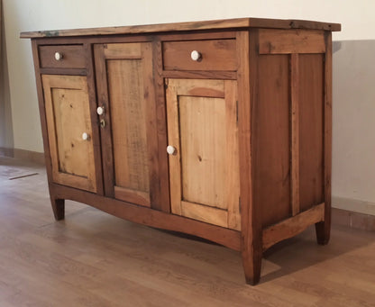 Credenza bassa pino rustica italia in legno con ante e cassetti e pomelli bianchi fine xix secolo