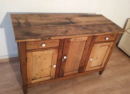Credenza bassa pino rustica italia con tre ante e due cassetti con pomelli bianchi fine xix secolo