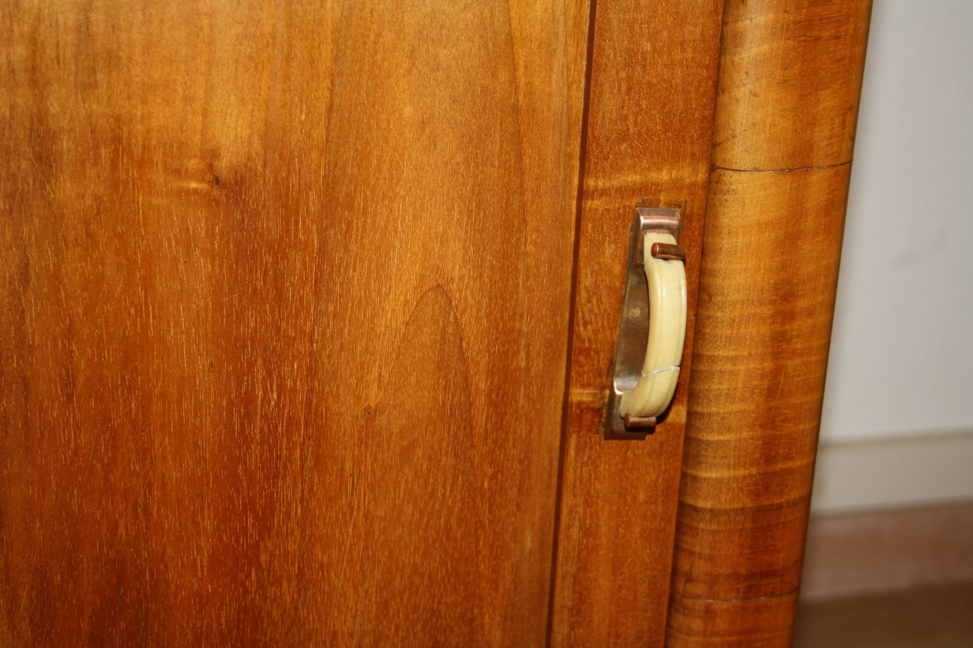 Toeletta in noce art decò anni 50 con maniglia in legno, mobile vintage di antiquariato modernariato italiano