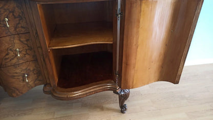 Credenza bassa chippendale in radica di noce con piedi artigianali a artiglio e ante curve in legno elegante