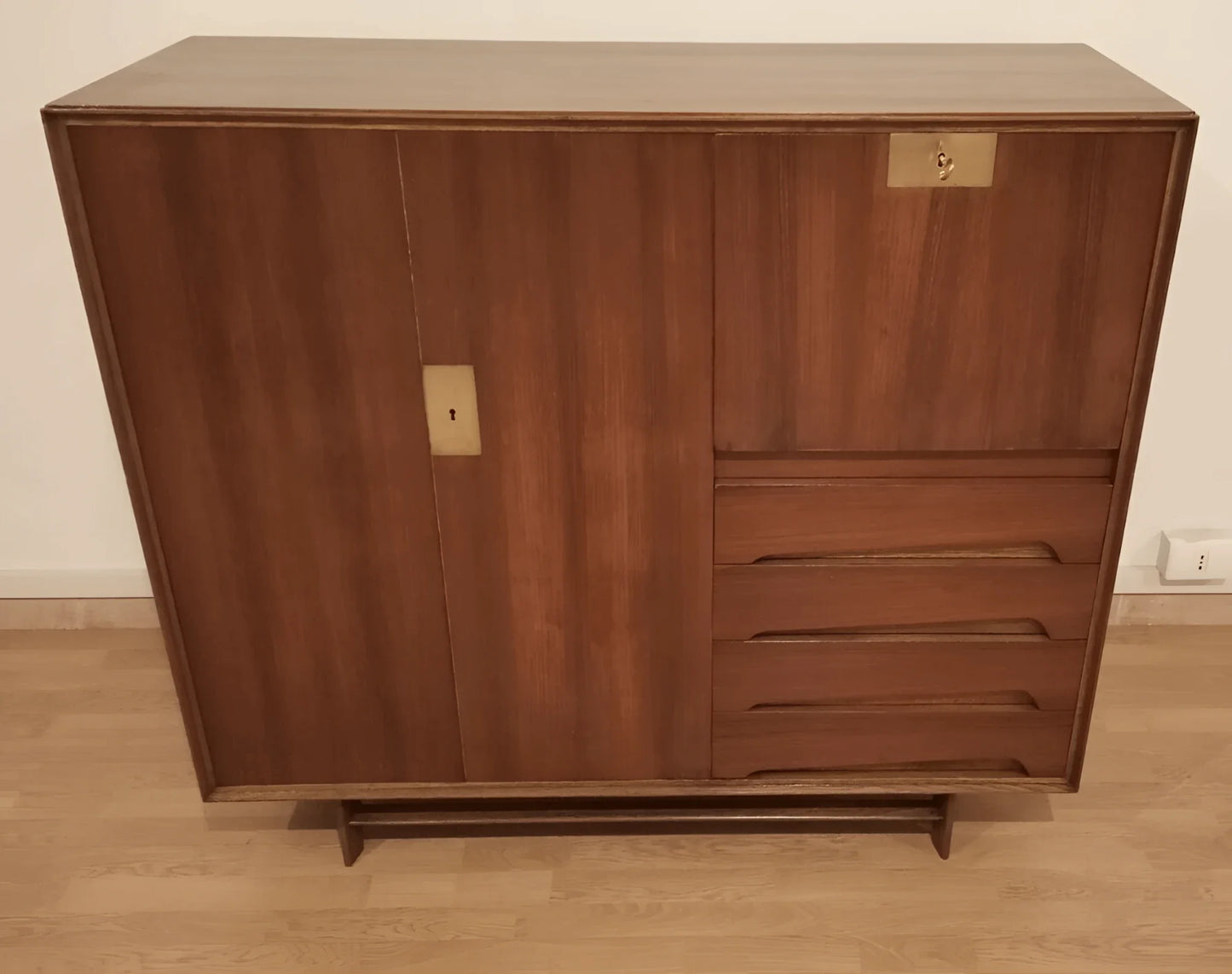 Mid-century modern credenza edmondo palutari restaurata in legno con sportelli scorrevoli e cassetti design 1950 vintage