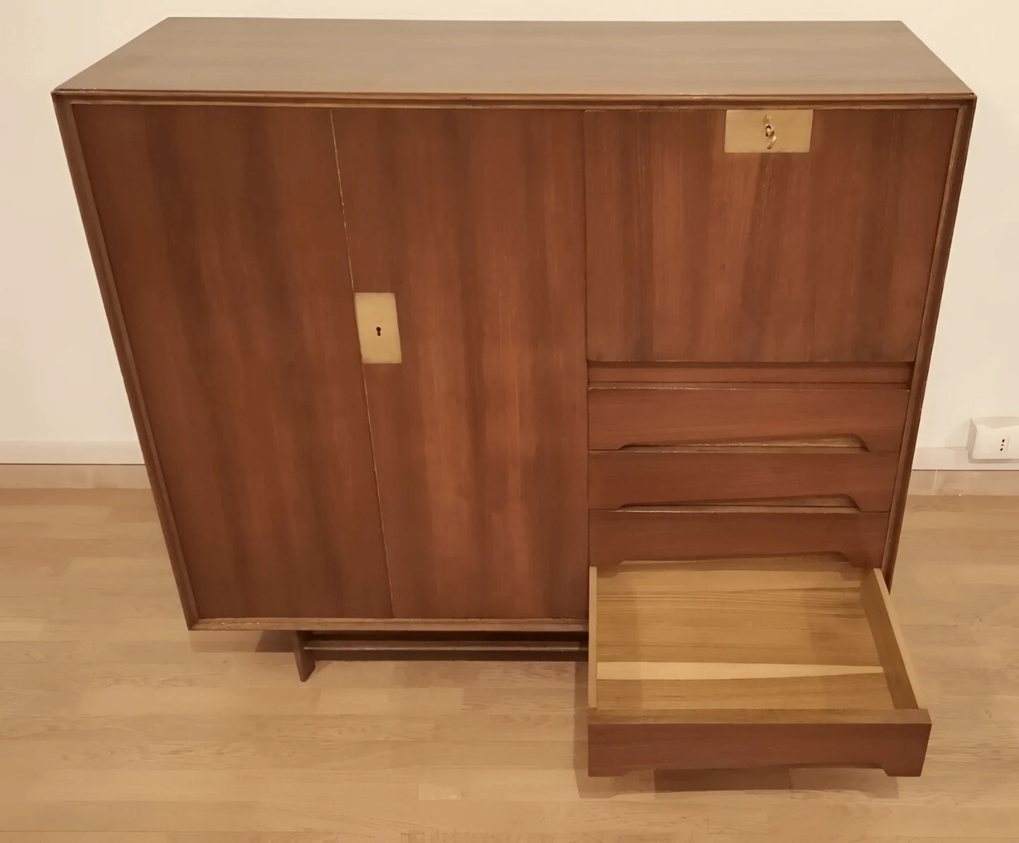 Credenza edmondo palutari restaurata in legno con cassetti e anta scorrevole stile vintage mid-century modern 1950