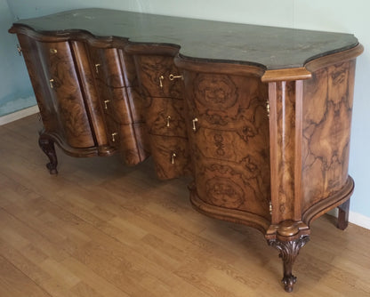 Credenza bassa chippendale in radica di noce con pannelli frontali curvi e dettagli intagliati decorativi