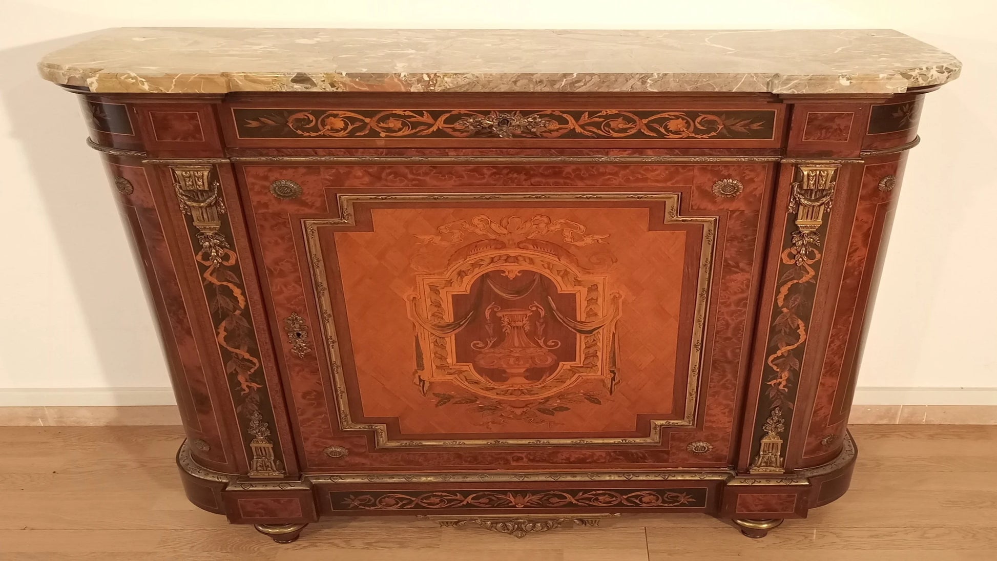Splendida credenza bassa in legno con marmo e intarsi decorativi in ottone del XX secolo