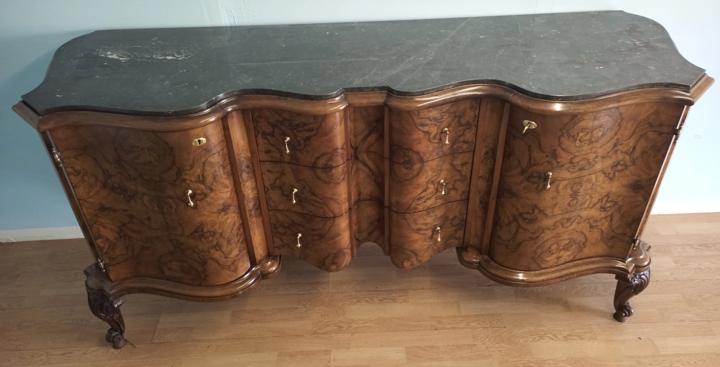 Credenza bassa chippendale in radica di noce con pannelli frontali curvi e gambe intagliate decorative