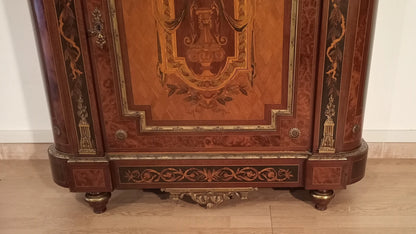 Base di splendida credenza bassa in legno intarsiato con applicazioni in ottone e marmo dello xx secolo