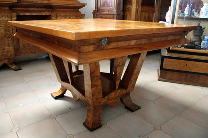 Tavolo art decò quadrato in legno con gambe decorative, roma realizzato per il ministro bottai nel 1933 con iscrizione