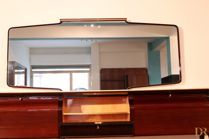 Credenza di metà secolo di osvaldo borsani con specchio rettangolare, cornice in mogano e decorazioni in ottone design italiano modernista