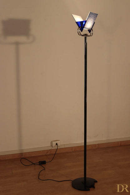 Lampada da terra vintage piantana arteluce triana nera con paralume in vetro blu dal design angolare di pluripremiato duo perry