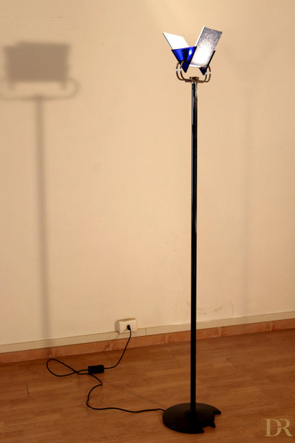 Lampada da terra vintage triara di arteluce con due paralumi angolari blu design moderno di pluripremiato duo perry