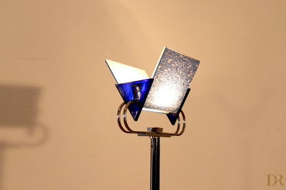 Lampada da terra vintage piantana arteluce triana con struttura in metallo ottone e vetri blu e argento firmata pluripremiato duo perry