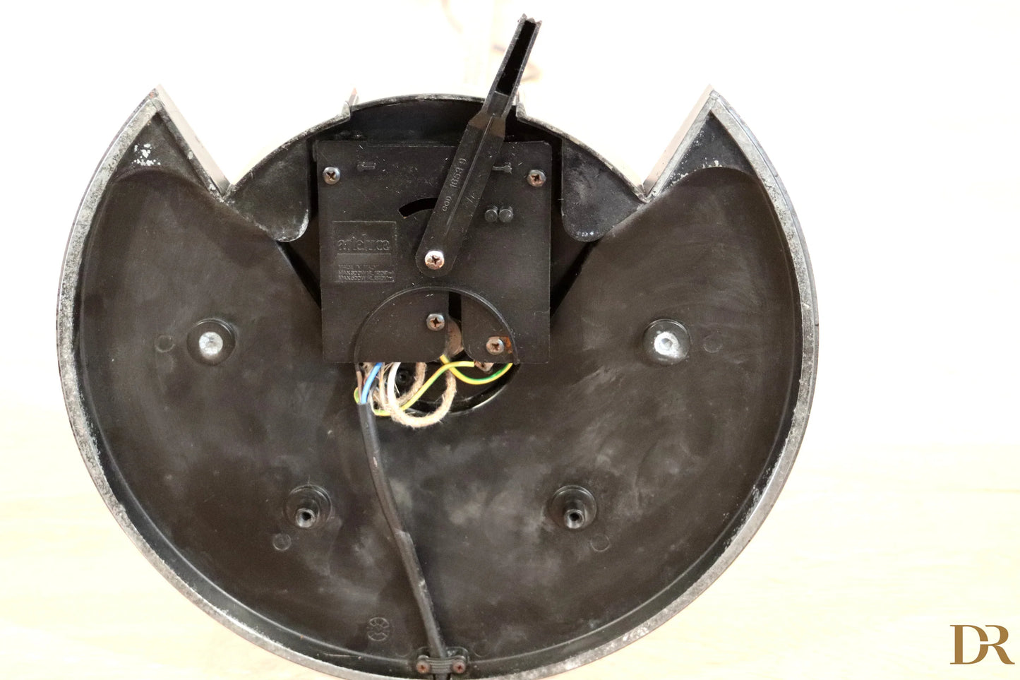 Orologio da parete a forma di gatto nero con bordo metallico argentato e meccanismo visibile vintage piantana arteluce triana postmodernismo italiano pluripremiato duo perry