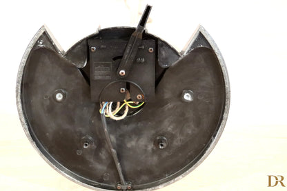 Orologio da parete a forma di gatto nero con bordo metallico argentato e meccanismo visibile vintage piantana arteluce triana postmodernismo italiano pluripremiato duo perry