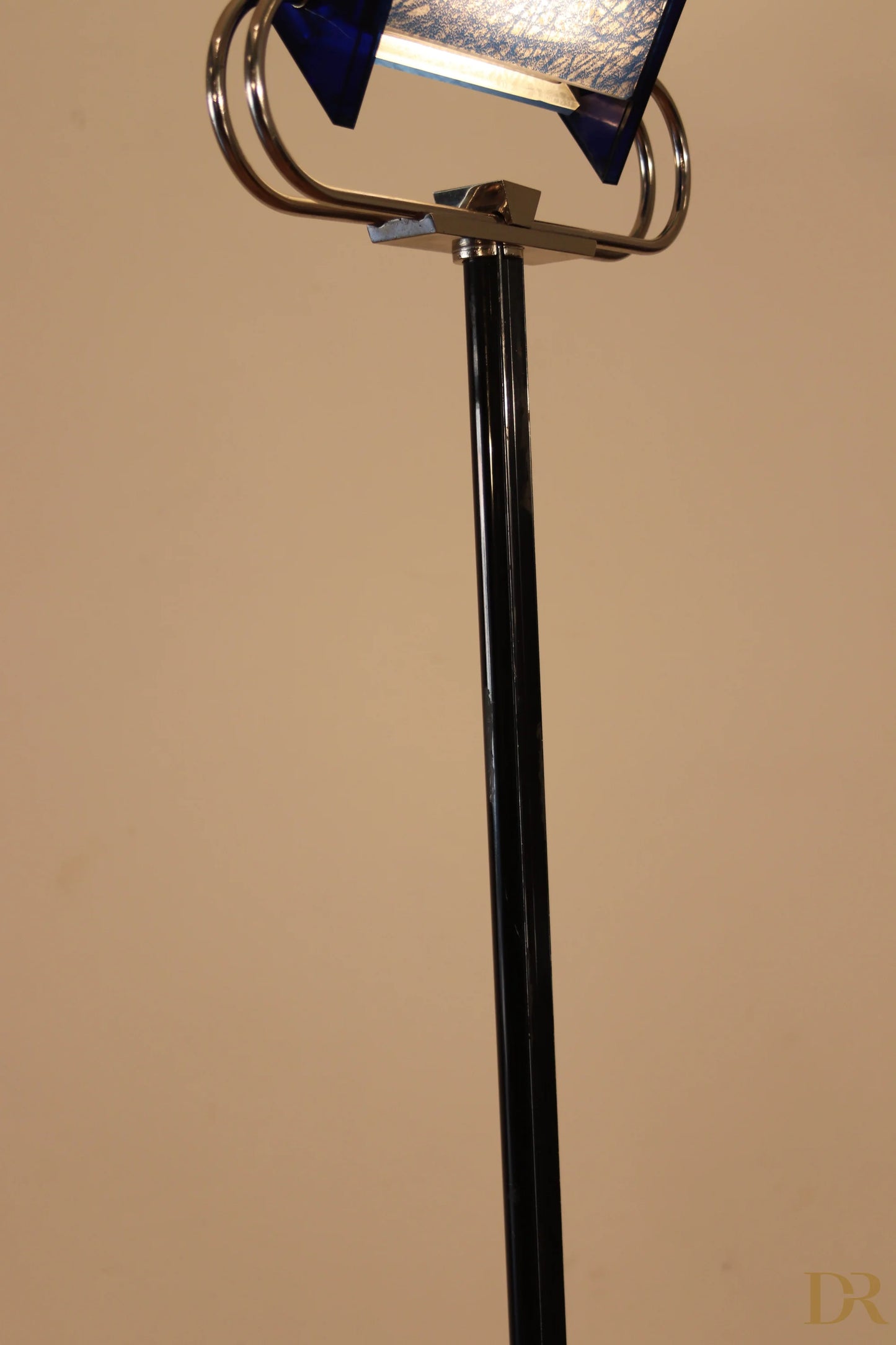 Lampada da terra vintage piantana arteluce triana nera con braccio cromato curvo e paralume in vetro blu