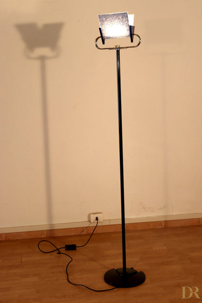 Lampada da terra vintage piantana arteluce triana nera con paralume rettangolare in vetro argento e anello tondo di pluripremiato duo perry nel postmodernismo italiano