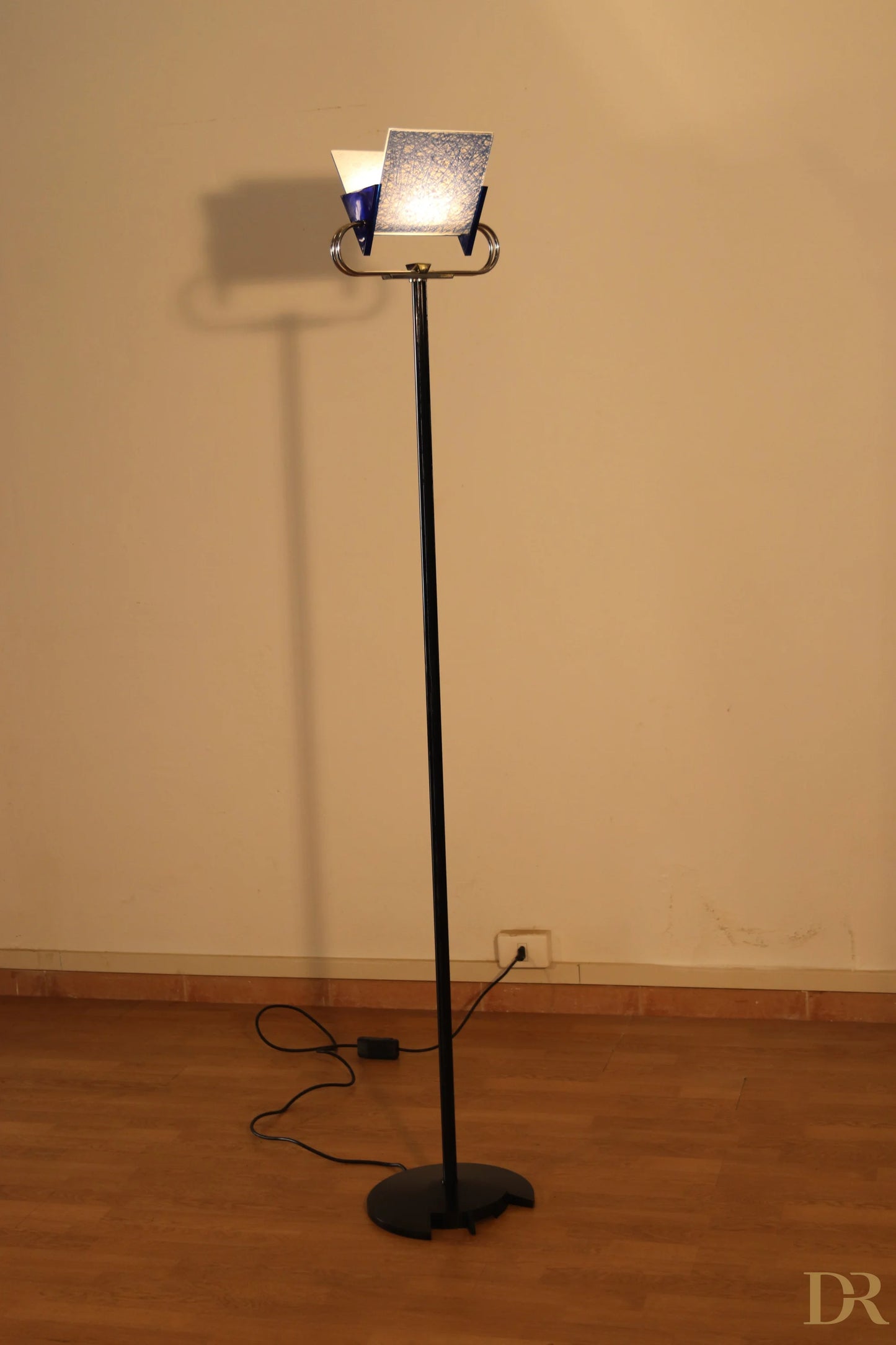 Lampada da terra vintage piantana Arteluce Triana nera in metallo con paralume rettangolare in vetro stile postmodernismo italiano