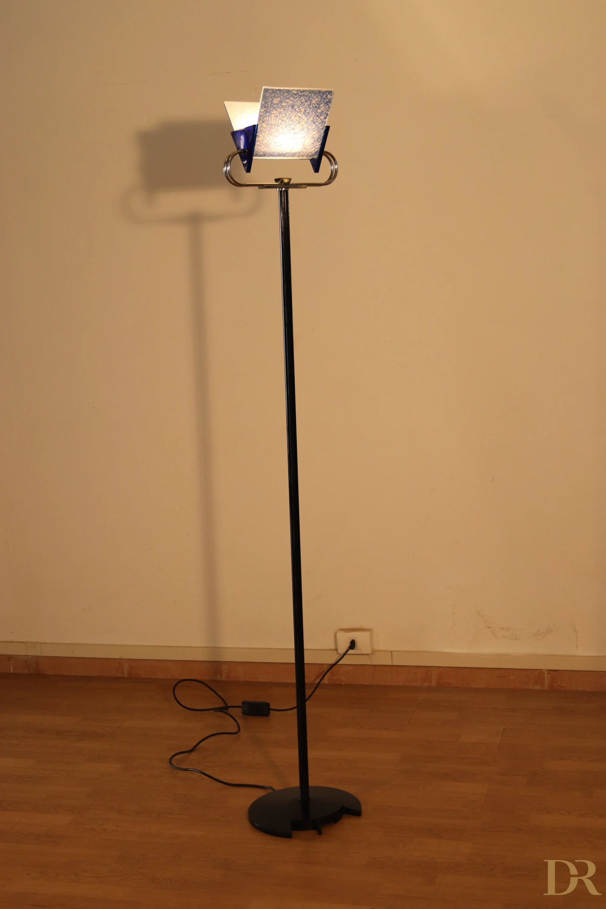 Lampada da terra vintage piantana Arteluce Triana nera in metallo con paralume rettangolare in vetro stile postmodernismo italiano