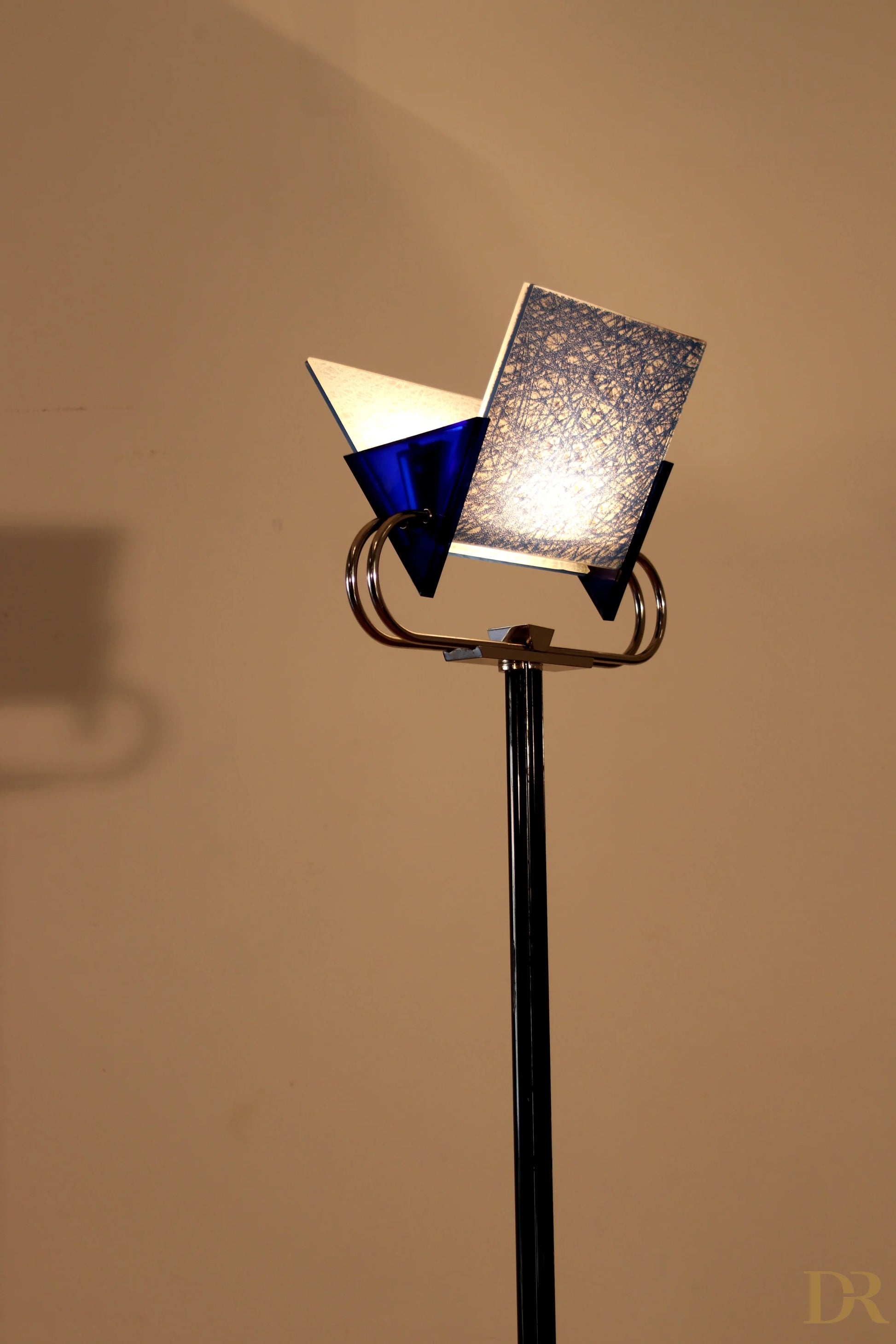 Lampada da terra vintage piantana Arteluce Triana con base nera e paralume geometrico in vetro blu e vetro satinato argento